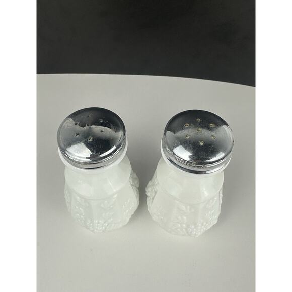 Westmoreland USA Milk Glass Paneled Grape Heavy Salt & Pepper Shakers 4 1/4" - Picture 6 of 6